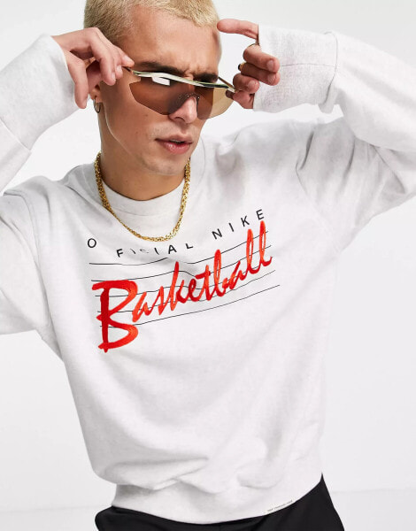 Nike Basketball – Standard Issue – Sweatshirt mit Rundhalsausschnitt in Hellgrau