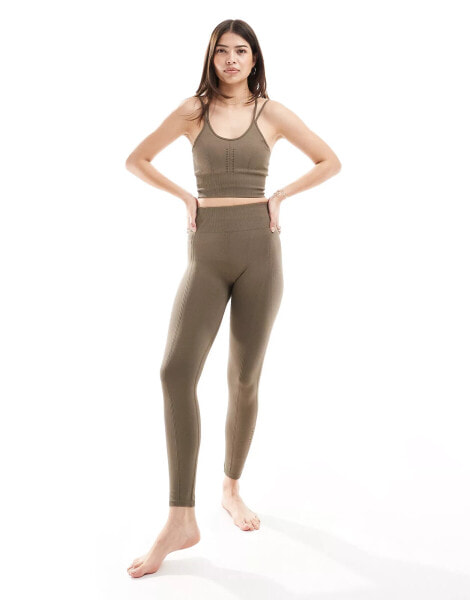 Born Living Yoga – India – Nahtlose Leggings in Taupe