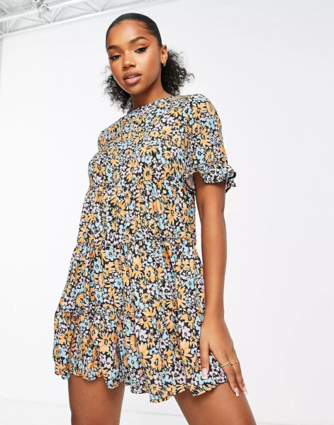 ASOS DESIGN – Kurzärmliger, gestufter Hänger-Jumpsuit aus Blasenkrepp mit Blumenmuster