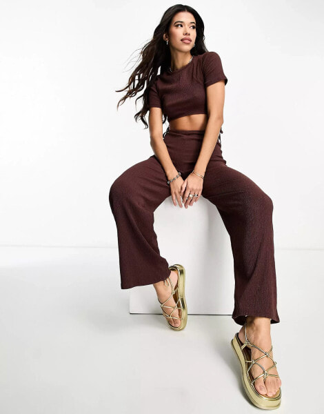 ASOS DESIGN – 2-in-1-Jumpsuit in Braun mit Knitterstruktur und Aussparung