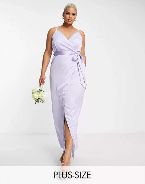 Liquorish Plus – Bridesmaid – Brautjungfern-Wickelkleid in Flieder aus Satin mit Gürtel