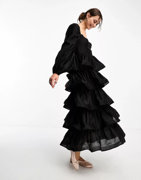 & Other Stories – Midaxikleid in Schwarz mit asymmetrischen Rüschen