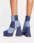 Lamoda – Absatzstiefel im Stil der 90er mit Patchwork-Design in Blau