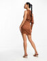 ASOS DESIGN – Figurbetontes, zweiteiliges Minikleid in Schokoladenbraun mit One-Shoulder-Träger und Drapierung