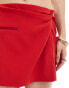 ASOS DESIGN – Eleganter Minirock in Rot im Smoking-Stil mit verdrehtem Detail