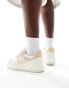 Tommy Jeans – Retro-Basketball-Sneaker in Weiß und Neutral