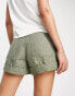 ASOS DESIGN Tall – Lässige Mom-Shorts in verwaschenem Khaki