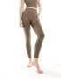 Born Living Yoga – India – Nahtlose Leggings in Taupe