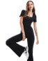 ASOS DESIGN – Gerippter, kurzärmliger Jumpsuit in Schwarz mit eckigem Ausschnitt und ausgestelltem Bein