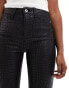 River Island – Beschichtete Jeans in Kroko-Schwarz mit hohem Bund