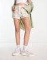 Bershka – Cargo-Jeansshorts in Ecru mit hohem Bund