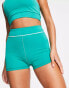 HIIT shorts with piping