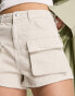 Bershka – Cargo-Jeansshorts in Ecru mit hohem Bund