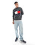 Tommy Jeans – Pullover in Melange-Grau mit großem Flaggenlogo