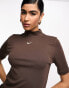 Nike – Geripptes T-Shirt in Barockbraun mit Stehkragen und kleinem Swoosh-Logo