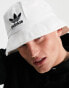 adidas Originals adicolor bucket hat in white