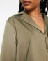 4th & Reckless Petite – Exclusive – Bluse aus Satin in Khaki mit Schnallen-Detail, Kombiteil