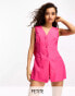 River Island Petite – Eleganter Playsuit in leuchtendem Rosa mit Knopfleiste und Schleife hinten