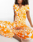 ASOS DESIGN Tall – Exklusiver Viskose-Pyjama bestehend aus Hemd und Hose in Orange mit Schachbrettmuster mit Blumendetails